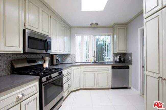 Photo - 5049 Serrania Ave