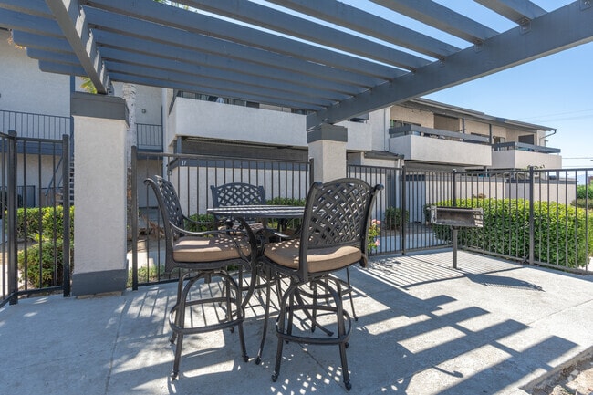 Pool Barbecue & Dining Area - Park Terrace Apartments