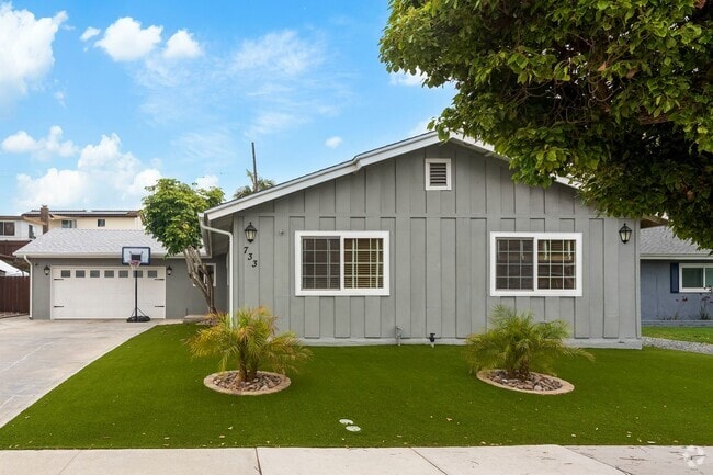 Building Photo - SPACIOUS 4 BEDROOM/2 BATHROOM HOME FOR REN...