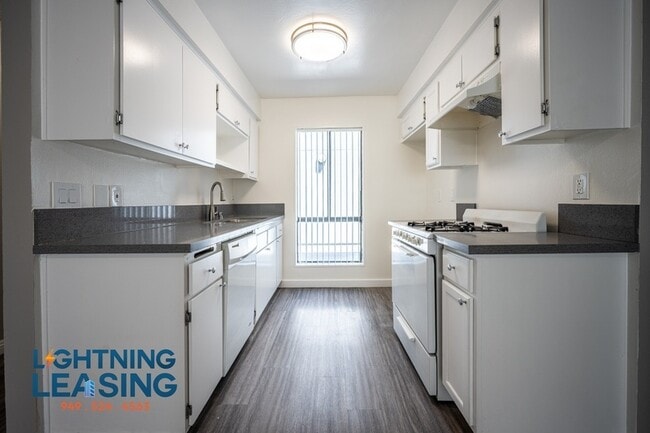 Building Photo - 14201 Victory Blvd Unit 217