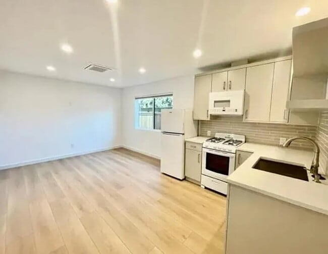 Photo - "Charming 1-Bedroom Retreat in Santa Barbara – Cozy 600 Sq Ft Gem!"