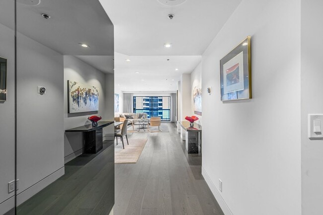 Building Photo - 10724 Wilshire Blvd Unit 903