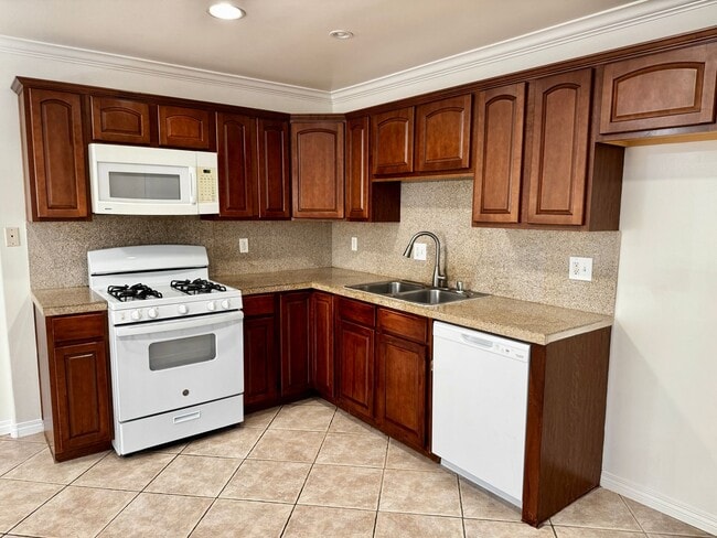 Building Photo - 13525 Vanowen St Unit 106