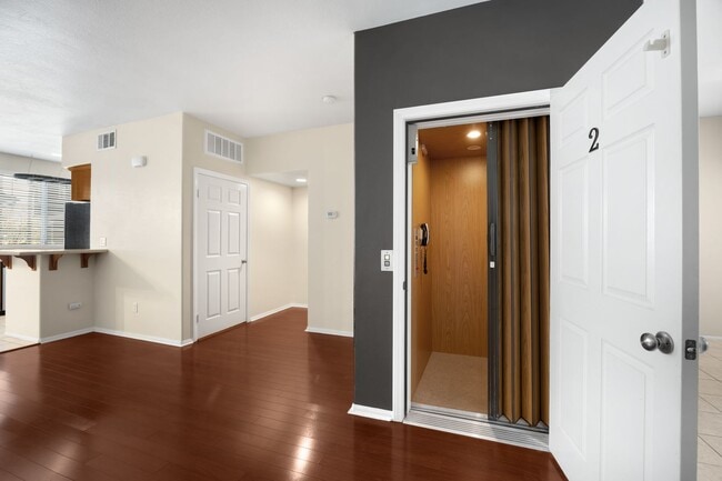 Building Photo - Charming 3-bedroom, 3-bathroom Condo