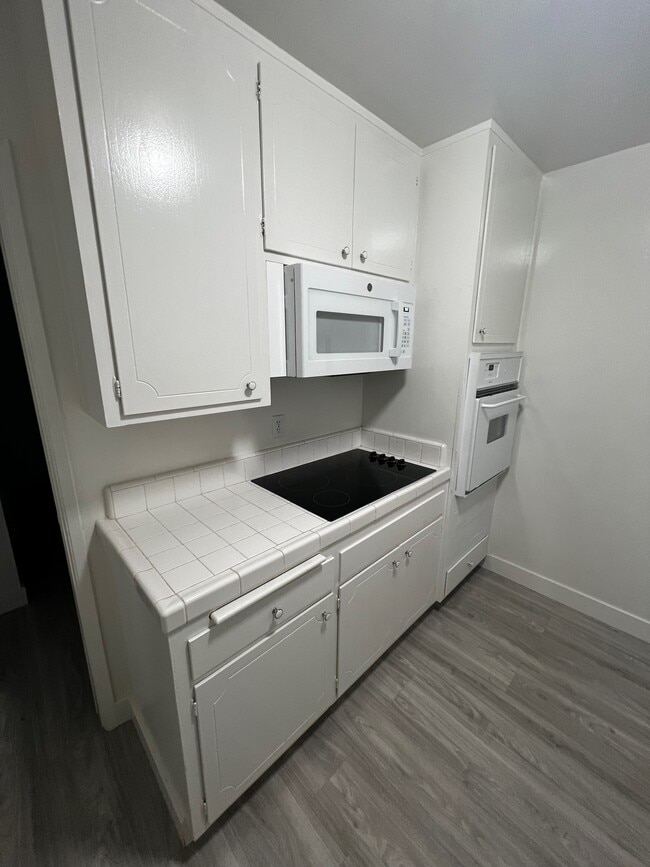 Photo - Over 1,000 SF at Kings Road Arms