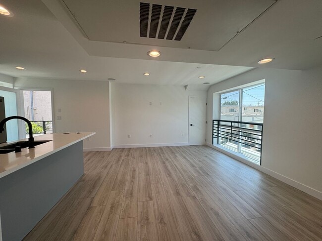 Photo - 1127 N Virgil Ave