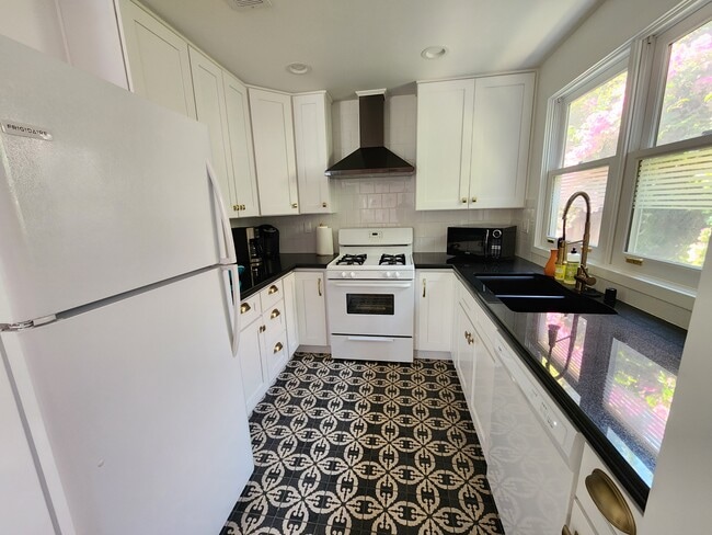 Photo - 2053 W 31st St