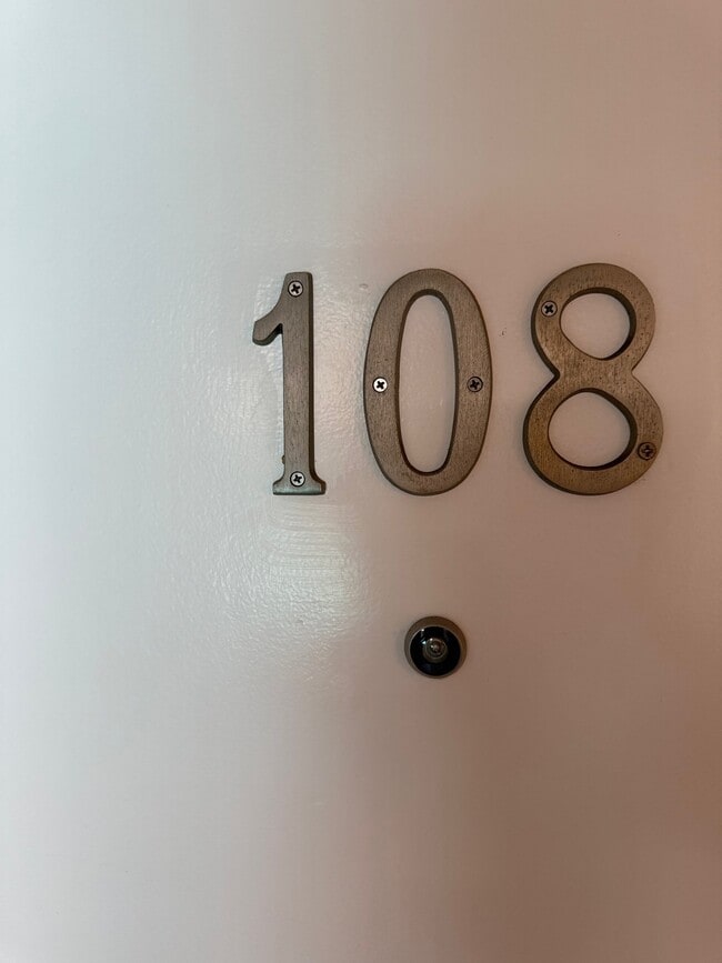Building Photo - 310 S Sherbourne Dr Unit 108