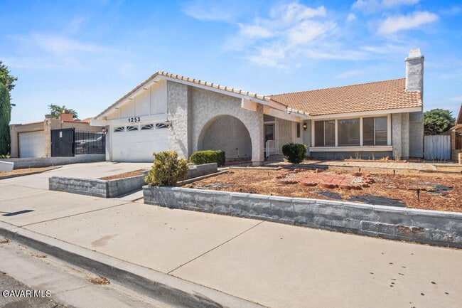 Photo - 1253 Morven St