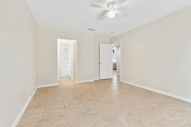 Photo - 1992 W Oakland Ave