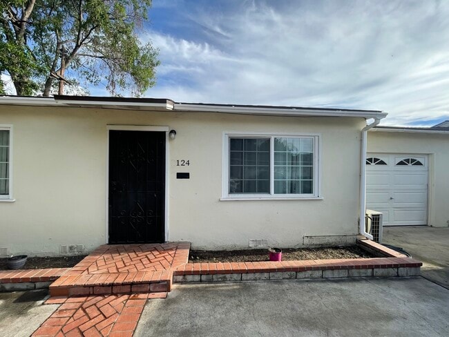 Building Photo - 124 S Cherry St