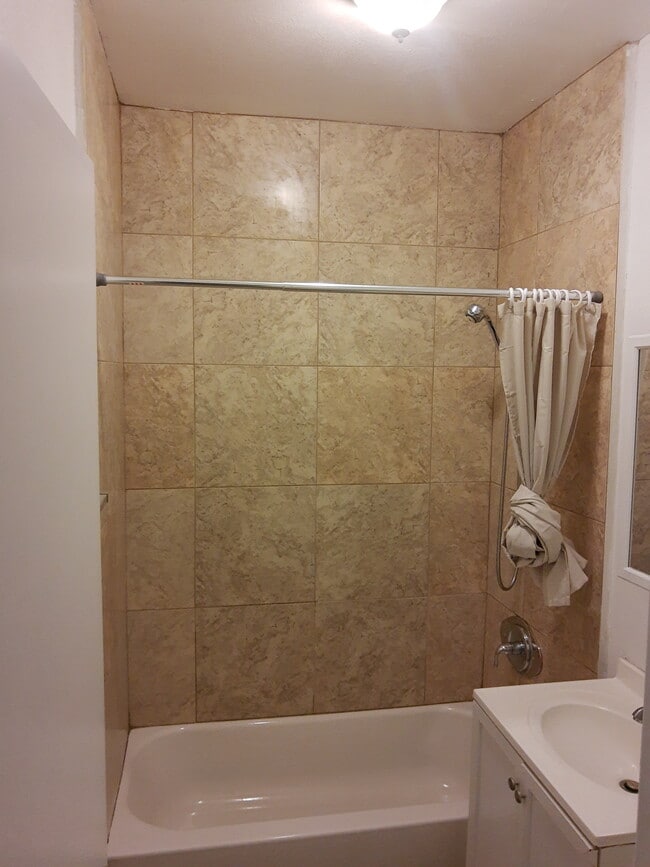 Photo - 941 E 52nd Pl Unit 943