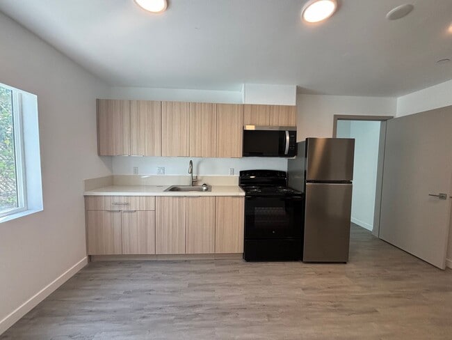 Building Photo - 5262 Cleon Ave Unit 301