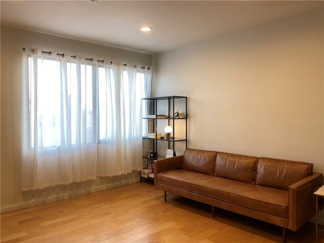 Building Photo - 533 S St Andrews Pl Unit 319