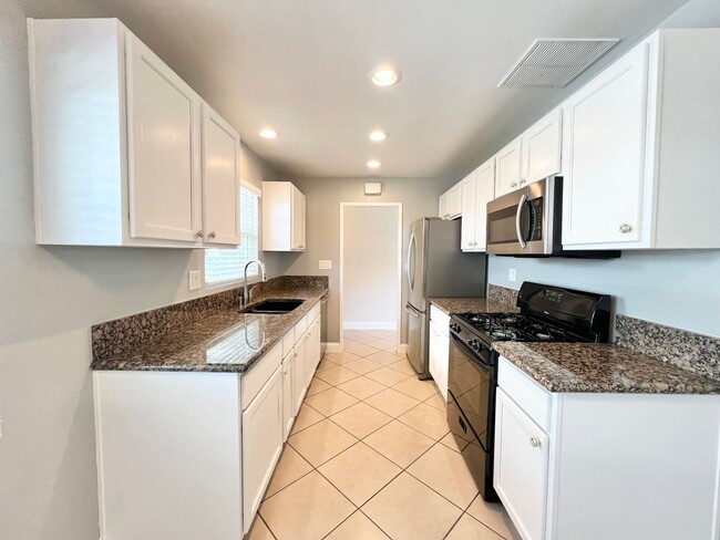 Building Photo - Inviting 3-Bedroom House in El Dorado - Massive Yard & Garage