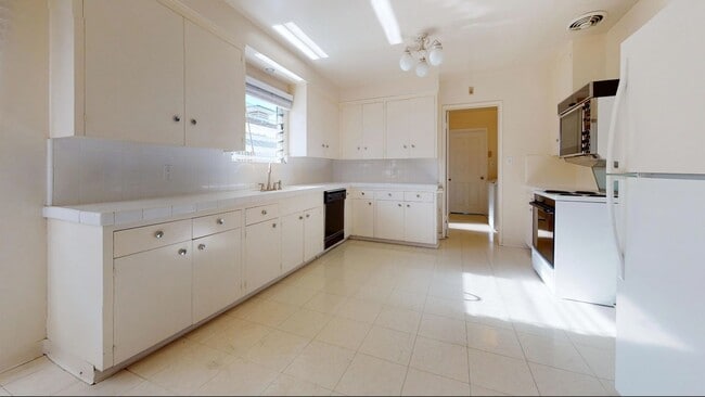 Photo - Large house Steps off Campus