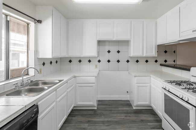 2BR, 2BA - 900SF - Kitchen - 744 Rose Ave