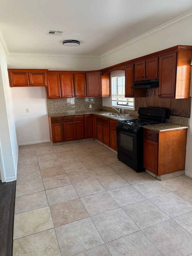 Kitchen - 1700 W 43rd St Unit A