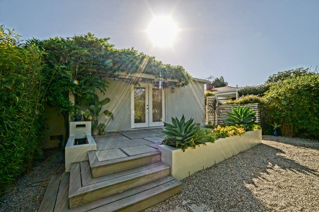 Private front terraced garden - 3555 Beethoven St Apartments Unit 3555