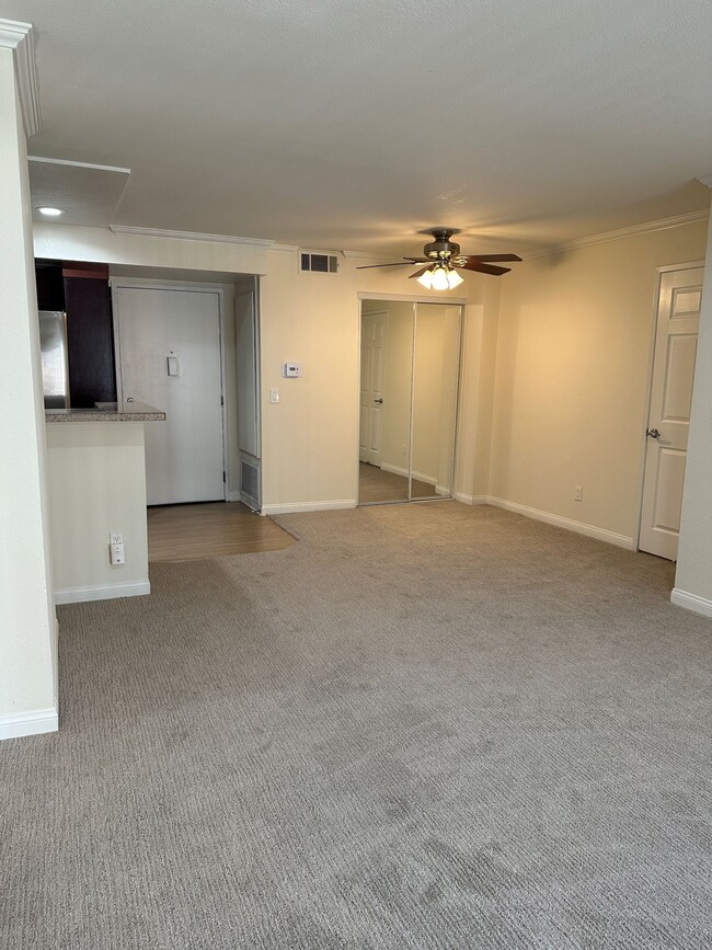 Dining Area - 5540 Owensmouth Ave Unit 225