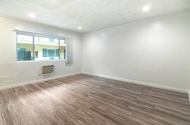 Building Photo - 20436 Cohasset St Unit 12 Rental