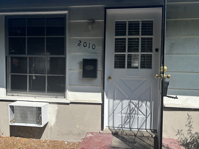 Building Photo - Ontario, 2008-2012 Unit 2010