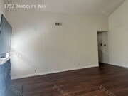 Photo - 1752 Bradcliff Way