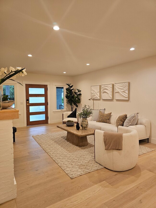 Photo - 957 Manzanita St