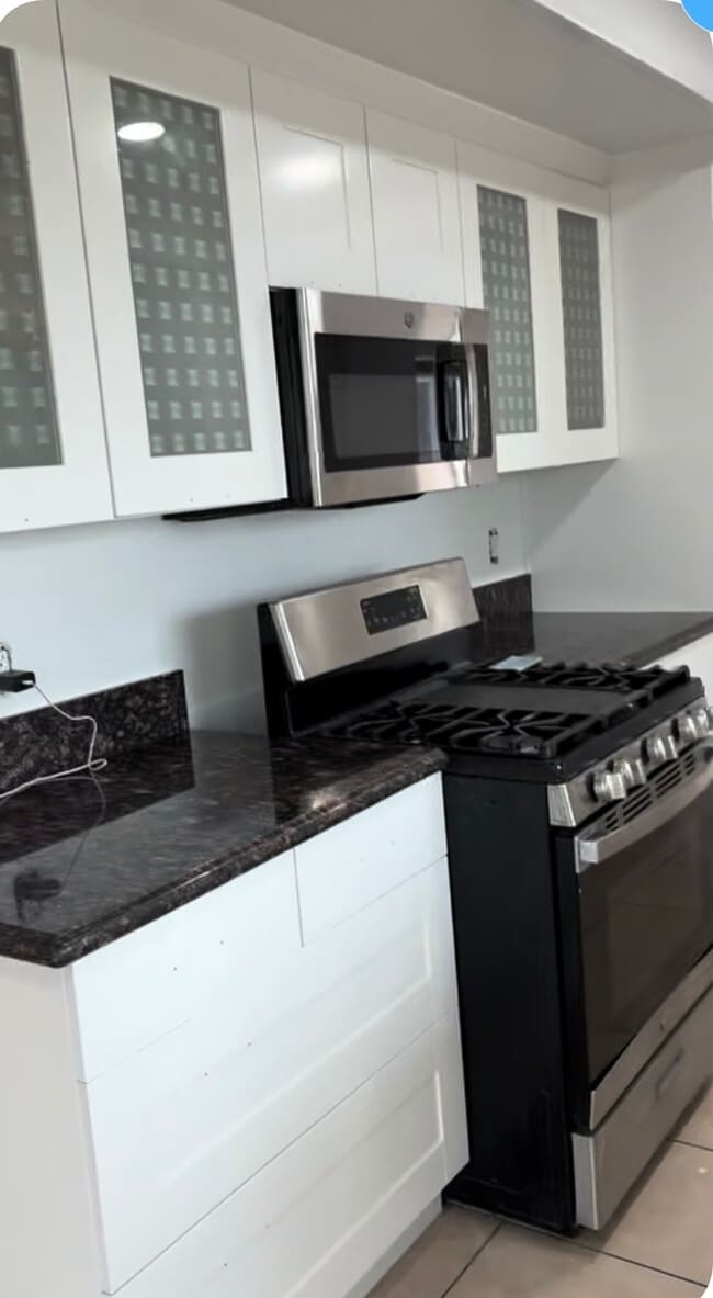 Kitchen Range - 2187 Trafalgar Ave