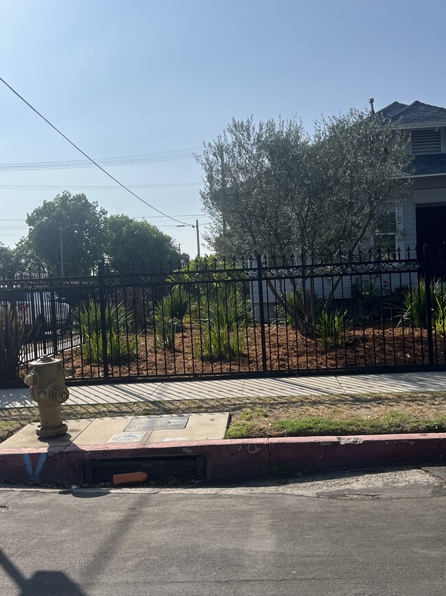 Building Photo - 1402 E 48th Pl