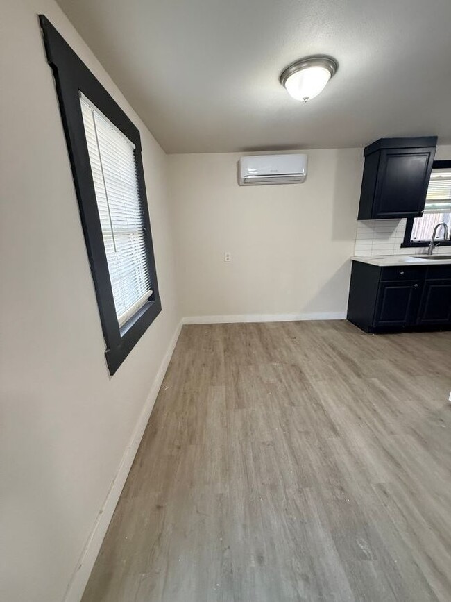 Photo - 177 W B St