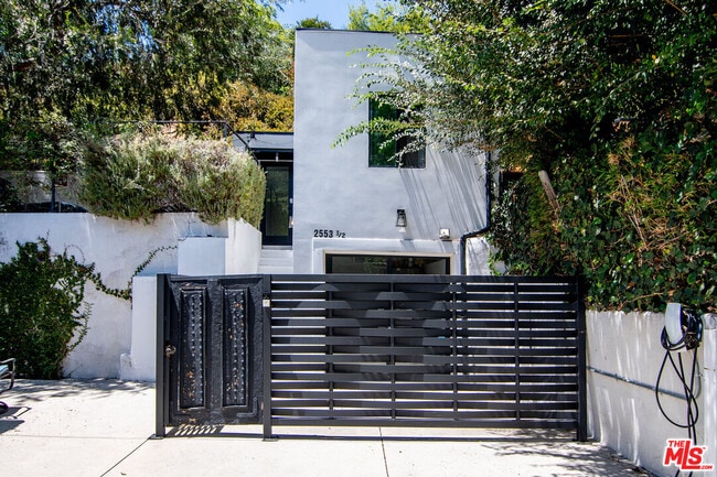 Building Photo - 2553 Glen Green St