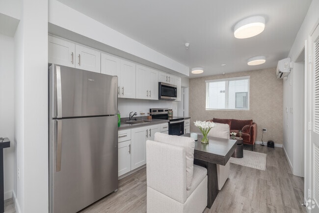 2BR, 2BA - 650SF - Living Room - 5300 Crenshaw