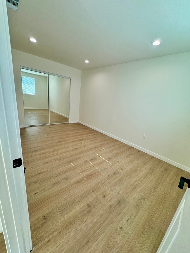 Photo - 15024 Vose St