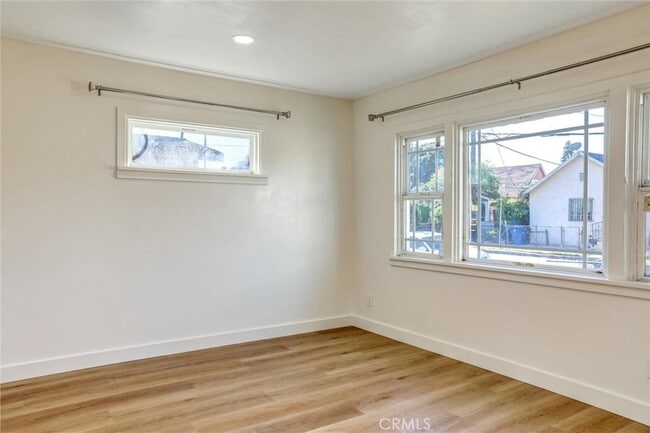 Photo - 950 E 48th St