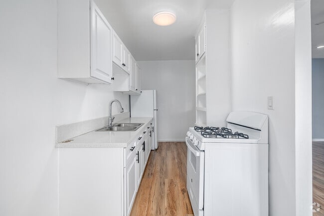 Studio - 655SF - Kitchen - 601 N Rossmore Ave.