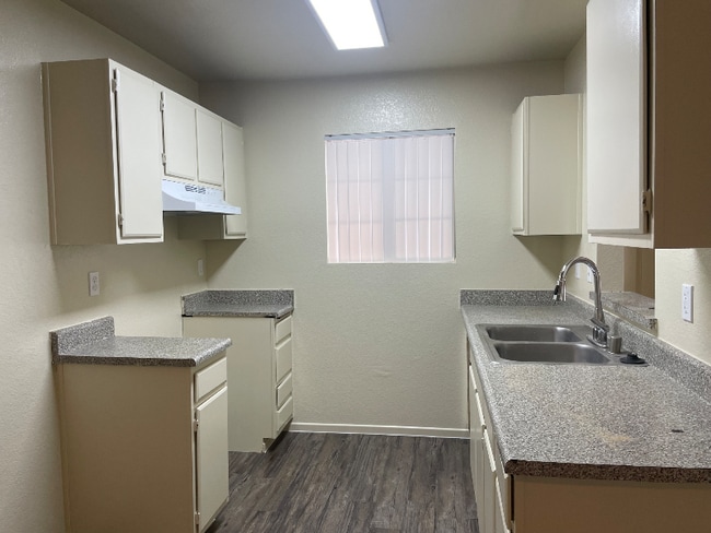 Photo - 674 W 41st St Unit A5