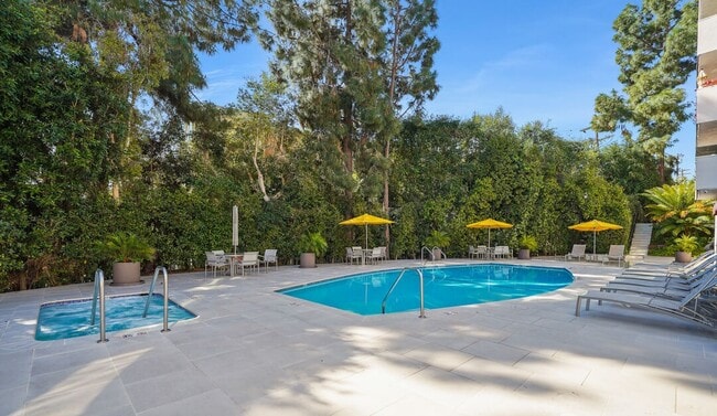 Pool and sauna heated 365 days a year from 7am to 11pm daily to enjoy - 8530 Holloway Dr Unit 426