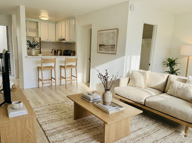 Building Photo - Upgraded Studio in Heart of San Diego - MOVE IN SPECIAL!