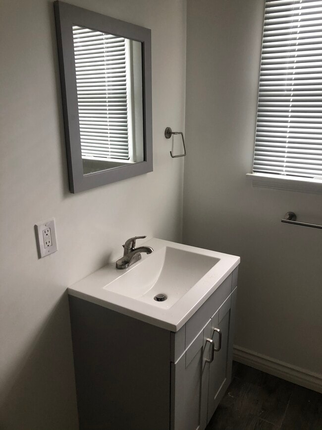 Bath - 11666 Chandler Blvd Unit 11666