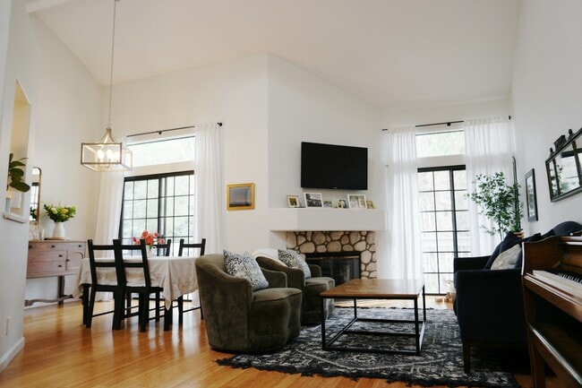 Building Photo - 8212 Mainsail Dr Unit 206