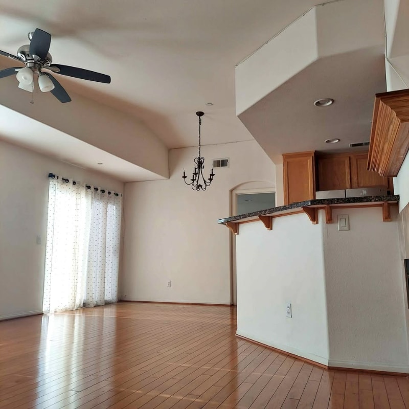 Photo - 139 Elora Ln