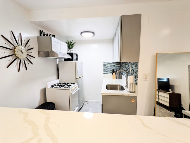 Photo - 1272 N Hayworth Ave