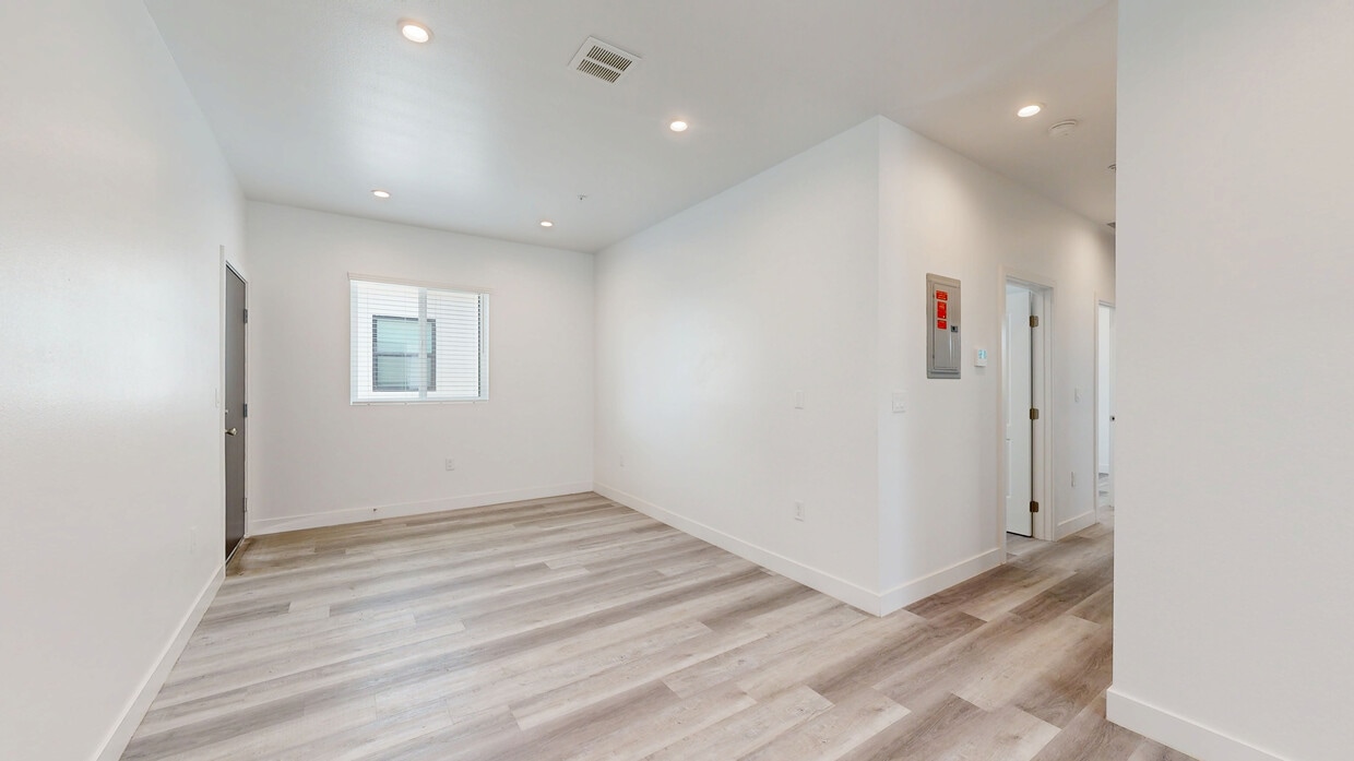 3D Tour - 11451-11455 Victory Blvd