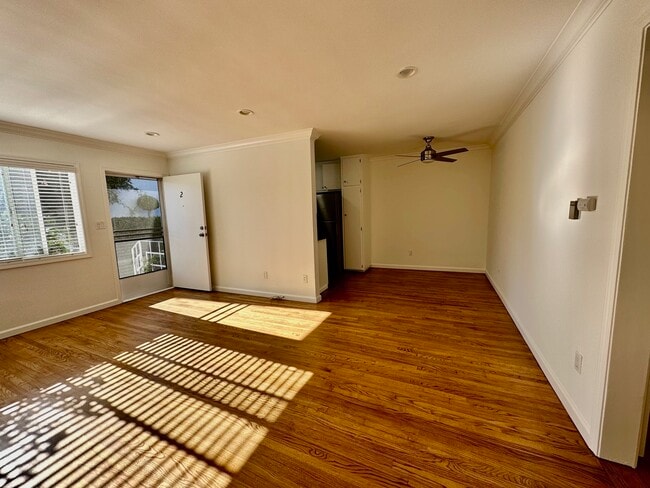 Building Photo - 8130 W 83rd St Unit 2