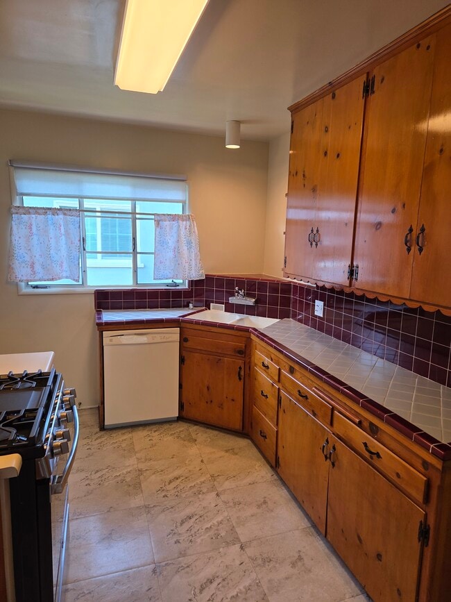 Photo - 5854 Woodman Ave