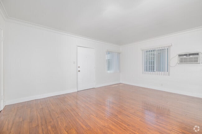 2BR, 1BA - 950SF - Living Room - Edison Triangle