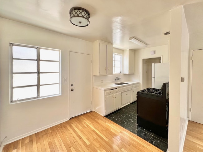 Kitchen - 1342 Yale St Unit B