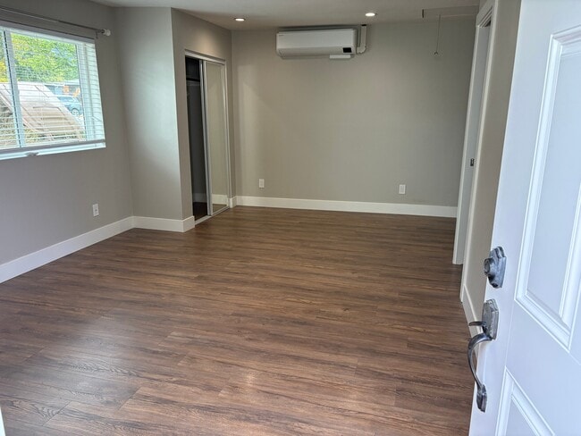 Photo - 911 E Aliso St Unit B