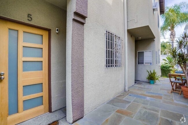 Building Photo - 852 N Poinsettia Pl Rental